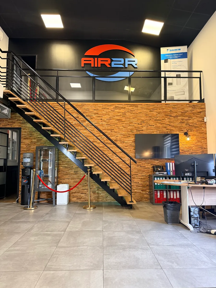 Le showroom AIR2R, logo au mur au-dessus de la mezzanine