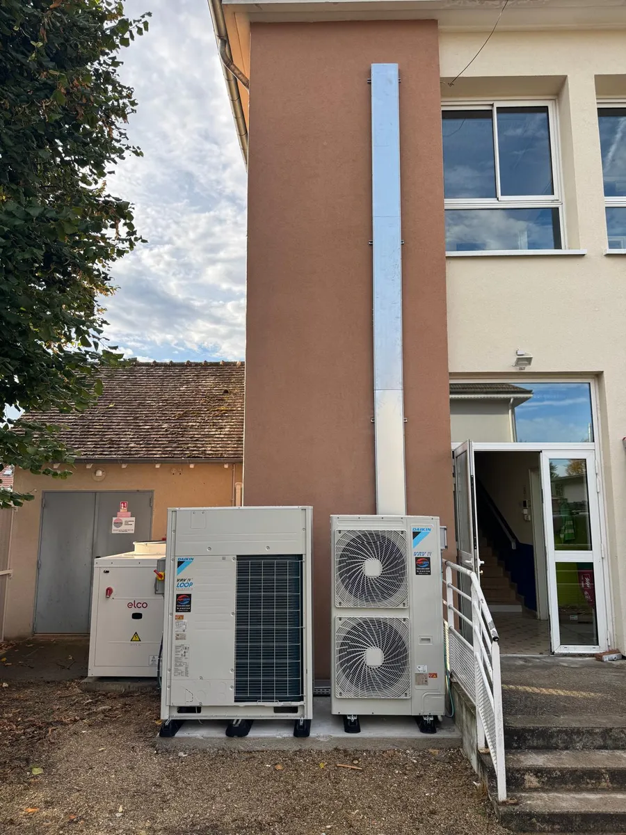 Unités extérieures posées sur la façade d’un bâtiment